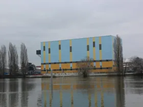 CETIC avant travaux — ancien bardage bleu et jaune vu depuis la Saône