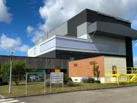 Entrée du site CETIC — pose du bardage neuf sur la partie haute du bâtiment