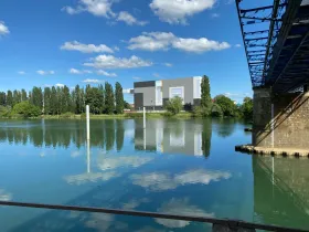 CETIC vu depuis la Saône — bardage neuf quasi terminé avec puits de lumière