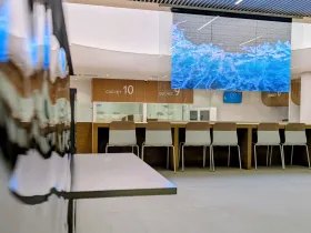 Fresque en bois suspendue Mairie de Garges — réalisation terminée