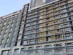 Pose de bardage composite Village Olympique — chantier