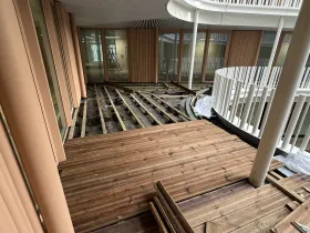 Pose du platelage bois sur lambourdes en terrasse Schneider Electric — chantier