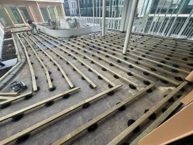 Mise en place des plots et lambourdes pour terrasse bois Schneider Electric — chantier