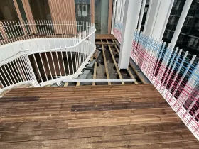 Avancement du platelage bois sur coursive Schneider Electric — chantier