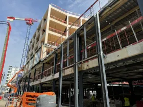 Structure métallique et grues lors du gros œuvre Schneider Electric — chantier