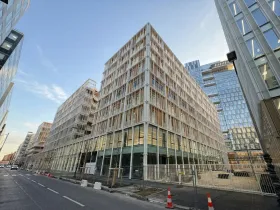 Façade d'angle du bâtiment Schneider Electric avec bardage bois — projet terminé