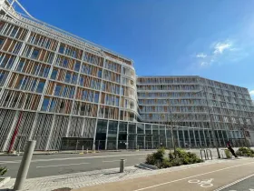 Vue latérale des façades avec brise-soleil et bardage Schneider Electric — projet terminé