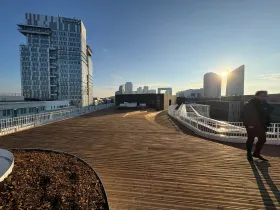 Terrasse en bois sur le toit avec vue panoramique Schneider Electric — projet terminé