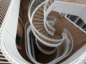 Escalier hélicoïdal blanc dans le patio intérieur Schneider Electric — projet terminé