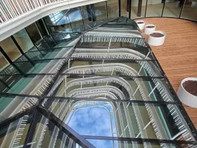 Verrière et coursives intérieures du bâtiment Schneider Electric — projet terminé