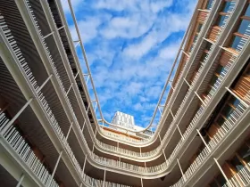 Patio intérieur en contre-plongée avec bardage bois Schneider Electric — projet terminé