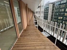 Coursive extérieure avec platelage bois et garde-corps Schneider Electric — projet terminé