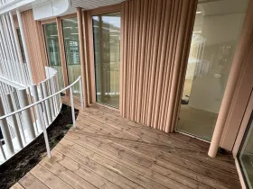 Terrasse avec bardage vertical et baies vitrées Schneider Electric — projet terminé