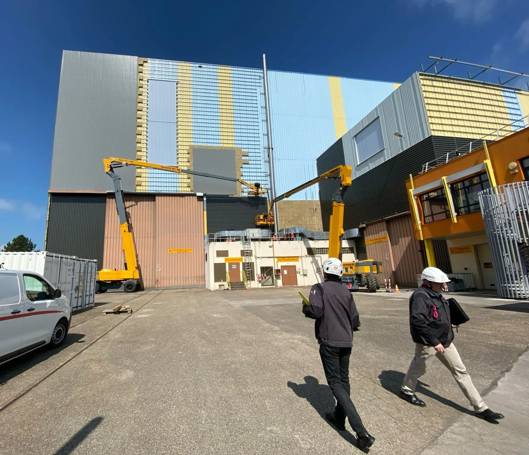Nacelles élévatrices et dépose de l'ancien bardage CETIC — phase de transition