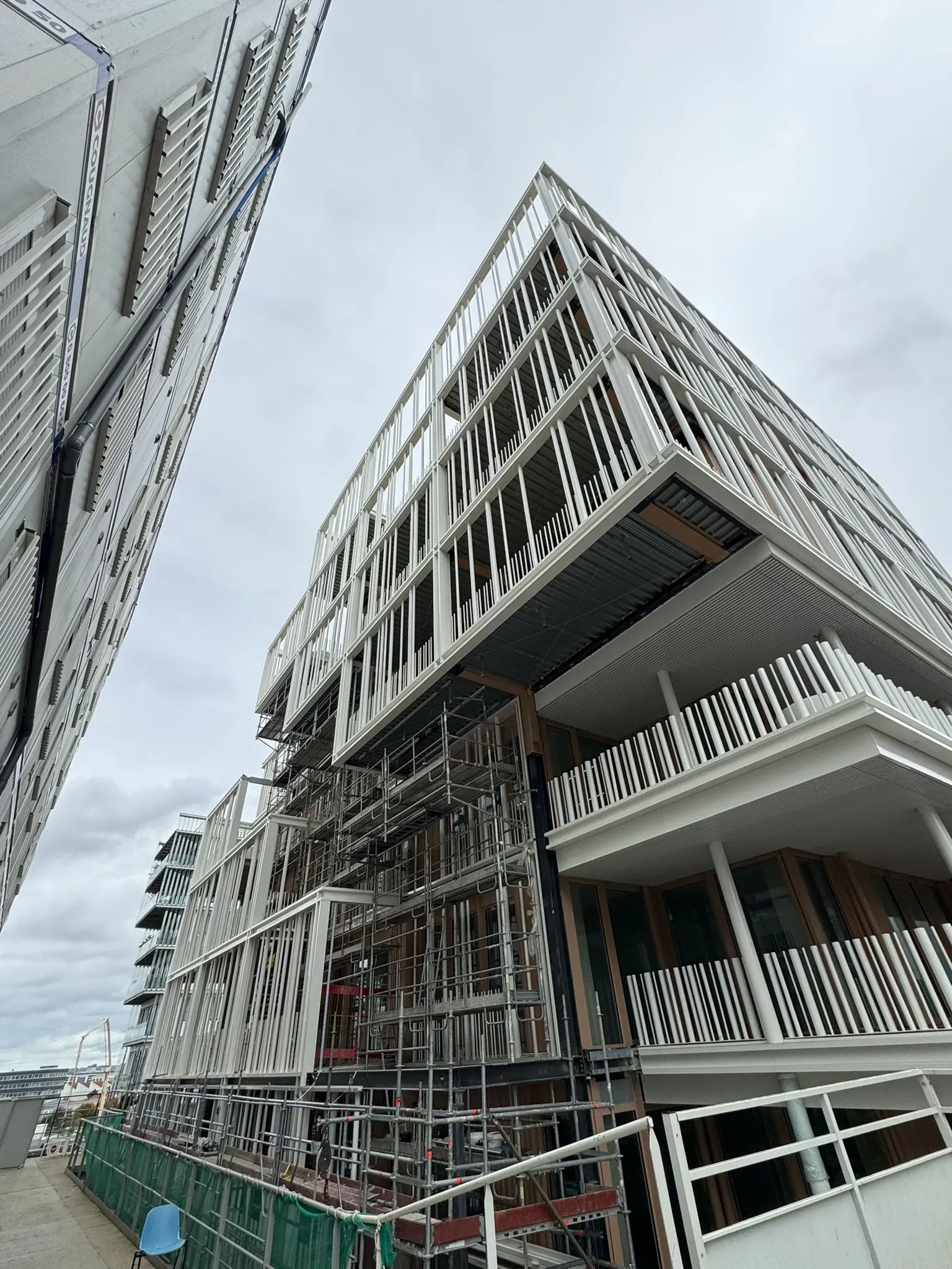 Échafaudages sur la façade en cours de bardage Schneider Electric — chantier