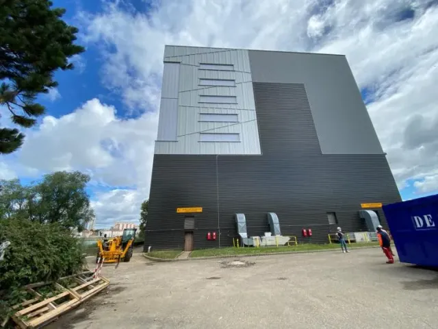 Bardage neuf gris anthracite et puits de lumière en polycarbonate — CETIC Chalon-sur-Saône, projet terminé