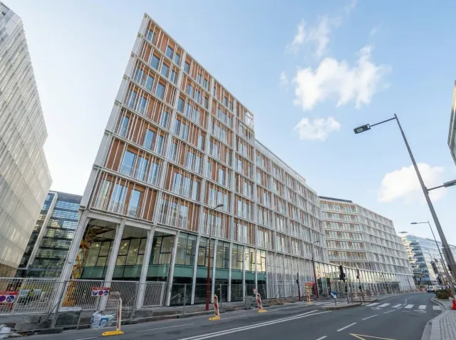 Façade principale avec bardage bois et métal du bâtiment Schneider Electric — projet terminé